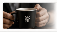 Чашка WMF у руках клієнта